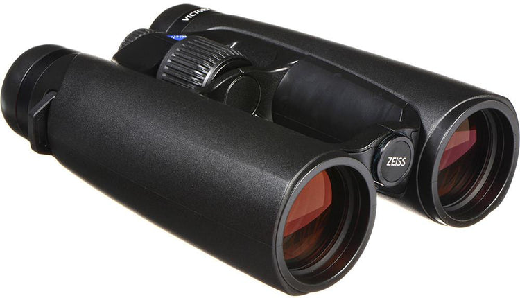 Jagter wat met 42 mm-verkykers oor die Karoo glas